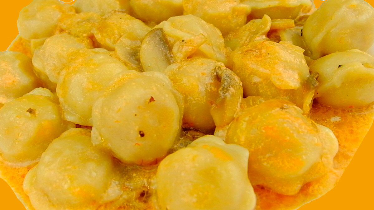 Пельмени с грибами в сметанном соусе – вкусный обед в горшочках
