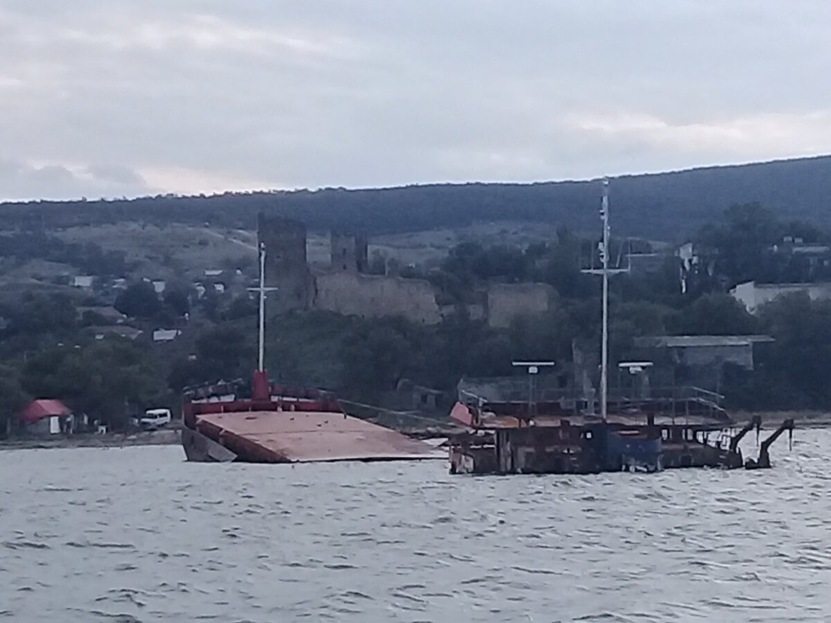 Затонувший корабль в гавани Феодосии. Уж не отголосок ли свежей еще бури? (фото автора - 2018).