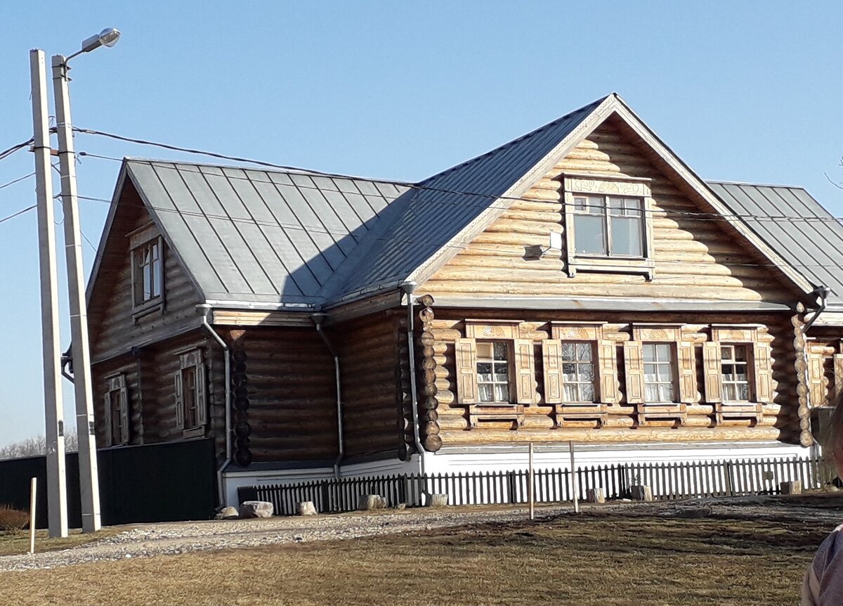 Новодел, но в стиле суздальского деревянного зодчества украшает древний город золотой. Фото автора.