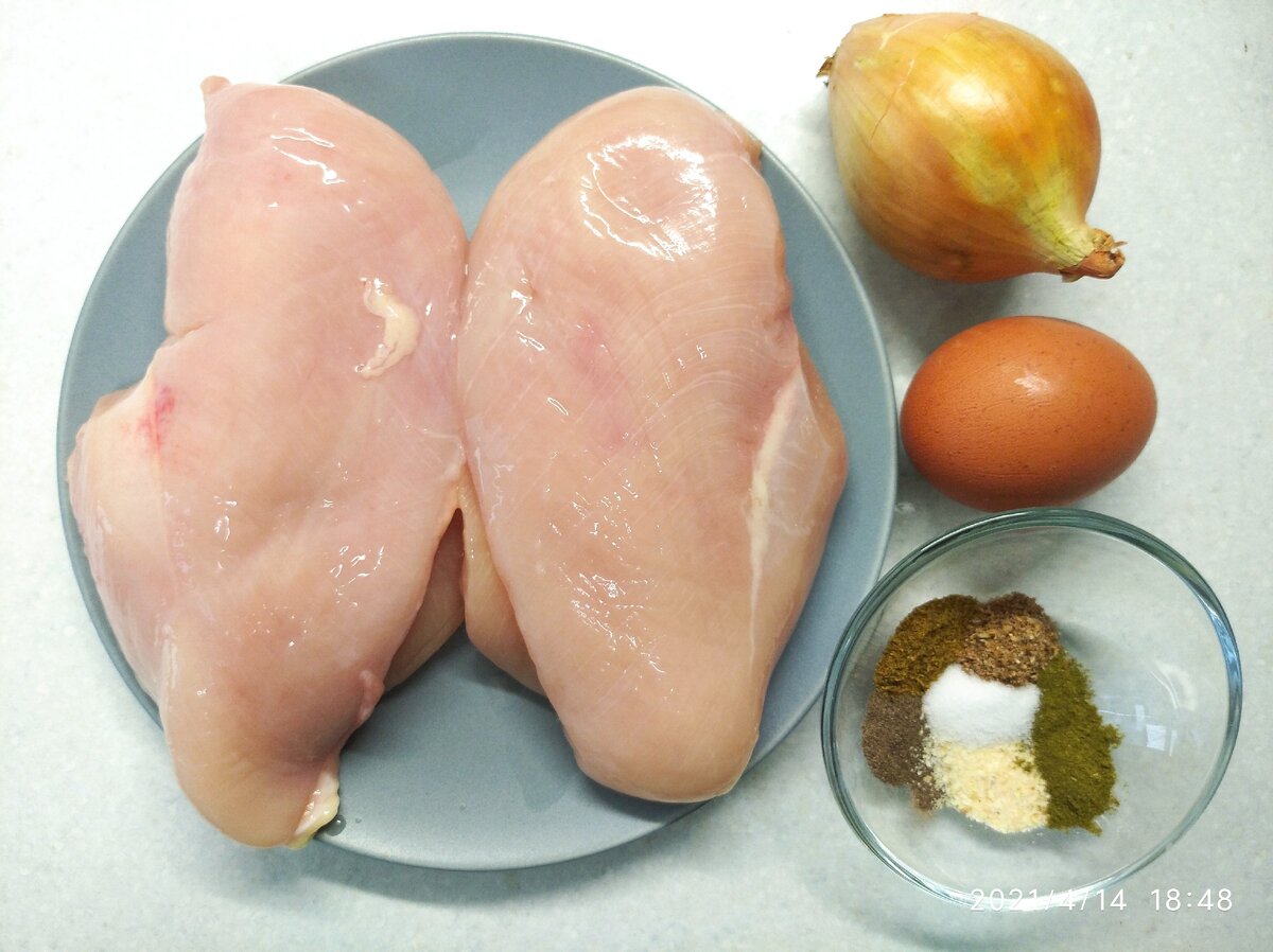Куриное филе, лук, яйцо, соль, специи 