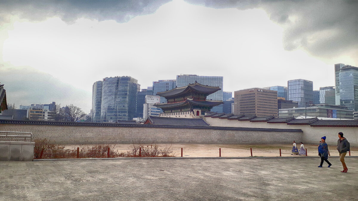 Контраст двух эпох. Вид на дворец со стороны национального музея./Фото автора.