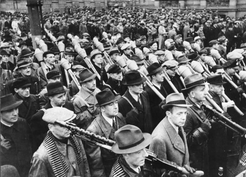 Фо́льксшту́рм (нем. Volkssturm) — отряды народного ополчения Третьего рейха, созданные в последние месяцы Второй мировой войны для отражения натиска антигитлеровской коалиции на его территорию. В соответствии с Законом об обороне члены организации являлись солдатами и, в случае развёртывания её отрядов для ведения военных действий, становились частью немецкой армии. Организационно формирование Фолькштурма было поручено НСДАП, в военном отношении она подчинялась Гиммлеру - Википедия
