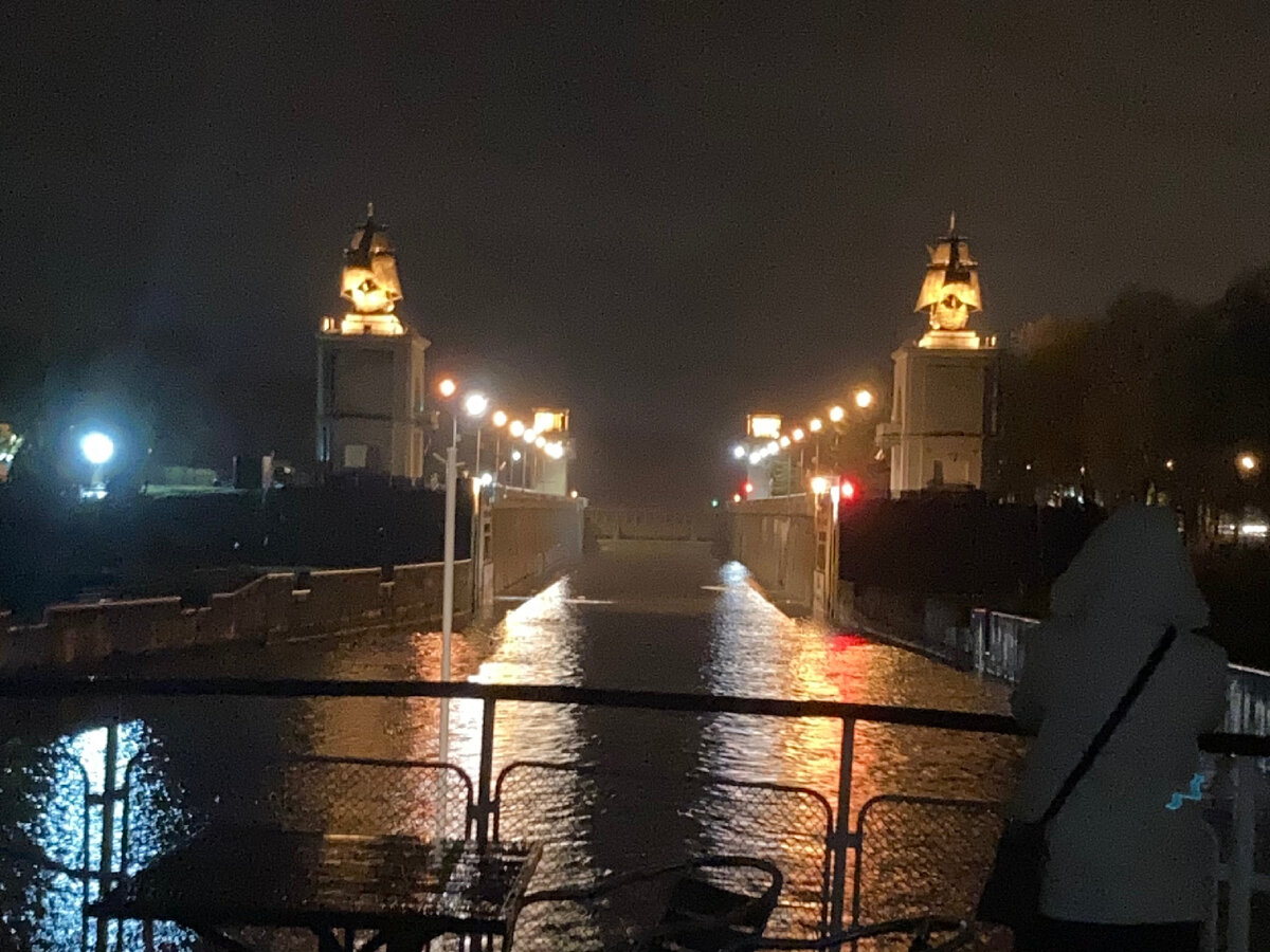 Третий шлюз. Наверху - "Каравеллы Колумба". Из него наш теплоход, стартовавший из Москвы в 14.30 выходил в 21.54. Фото Полины Кудрявцевой