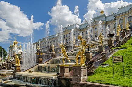 Петерго́ф (от нем. Peterhof — «двор Петра», с 1944 по 1997 год — Петродворе́ц) — внутригородское муниципальное образование в составе Петродворцового района города федерального значения Санкт-Петербурга. Расположен на южном берегу Финского залива к западу от Санкт-Петербурга, в 29 км по железной дороге. Крупный туристский (ГМЗ "Петергоф"), научный и учебный центр (Петродворцовый учебно-научный комплекс СПбГУ, военные высшие и средние учебные заведения, гимназии).