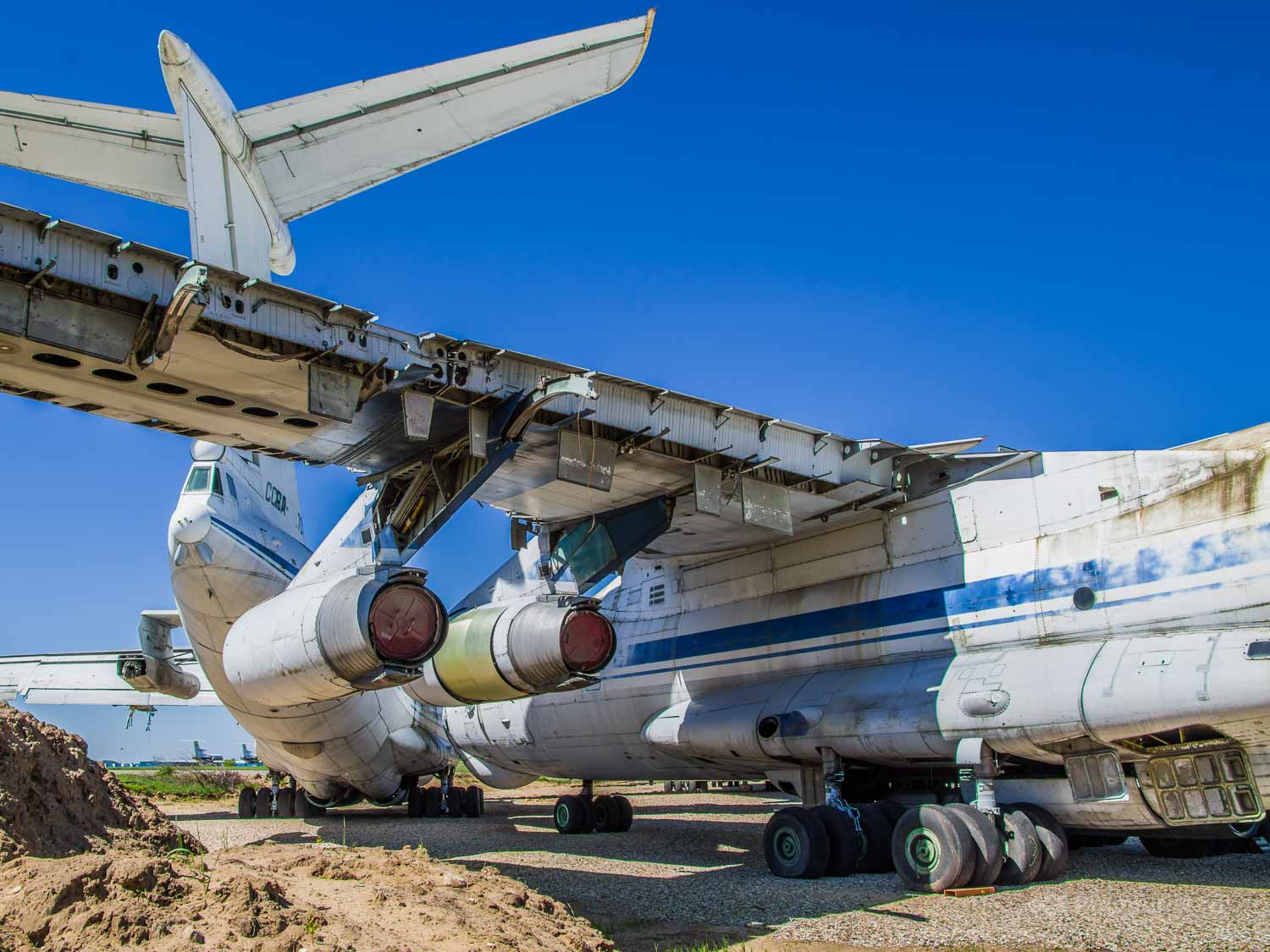 Я подумал, что это свалка с самолётами Ил-76, а оказалось они ждут модернизации ✈️??1