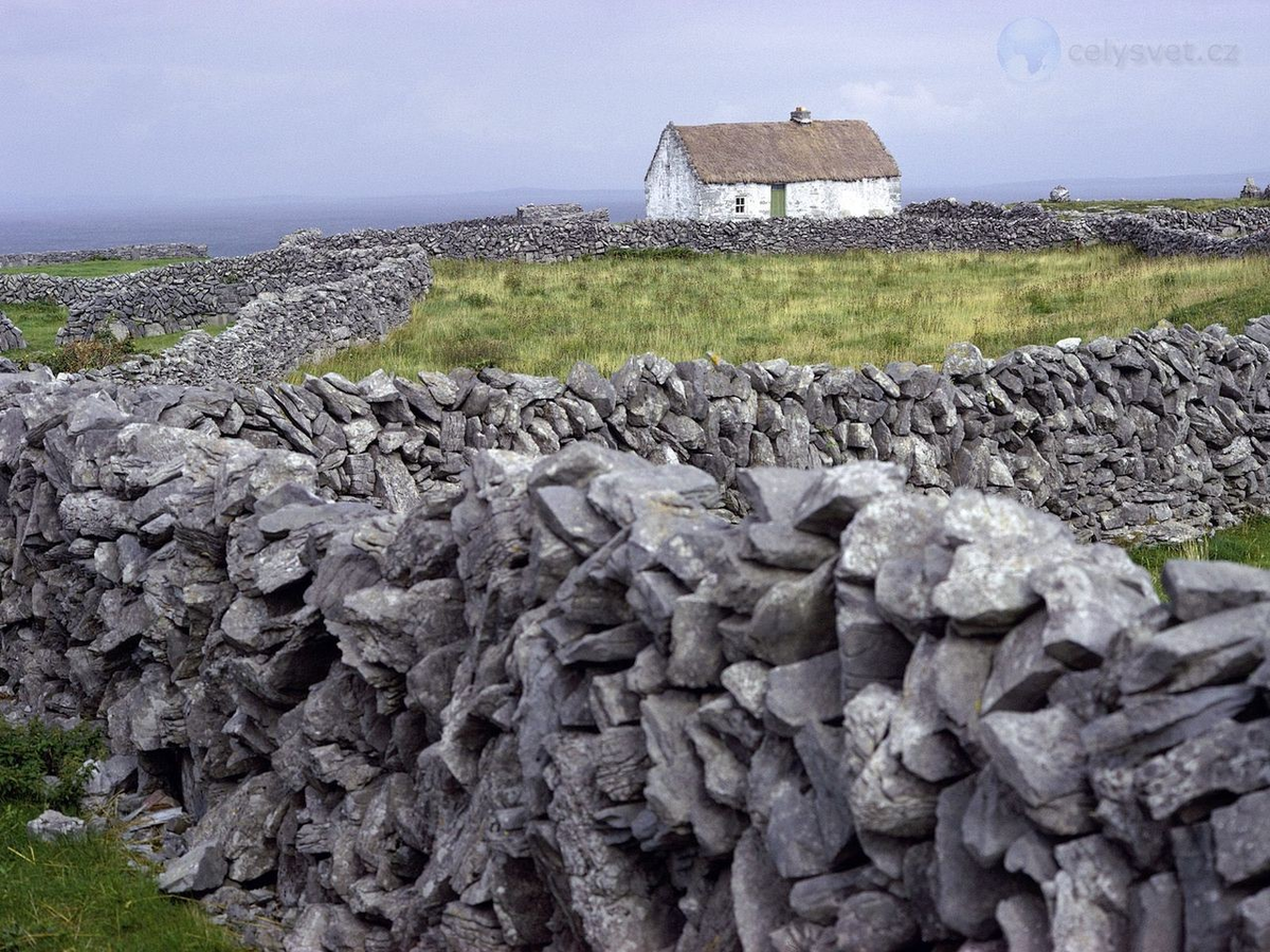 Острове во время второй. Остров Аран Ирландия. Каменная изгородь в Ирландии. Каменные гряды в Ирландии. Инишмаан Ирландия.