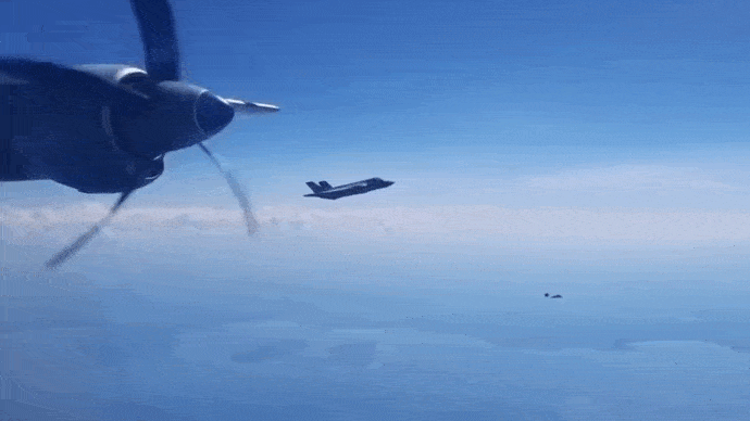 Неожиданное для F-35A появление Су-30СМ по левую сторону (GIF видео).