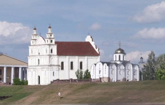 Фарный костел возле Благовещенской церкви. Фотопроекция Виктора Борисенкова