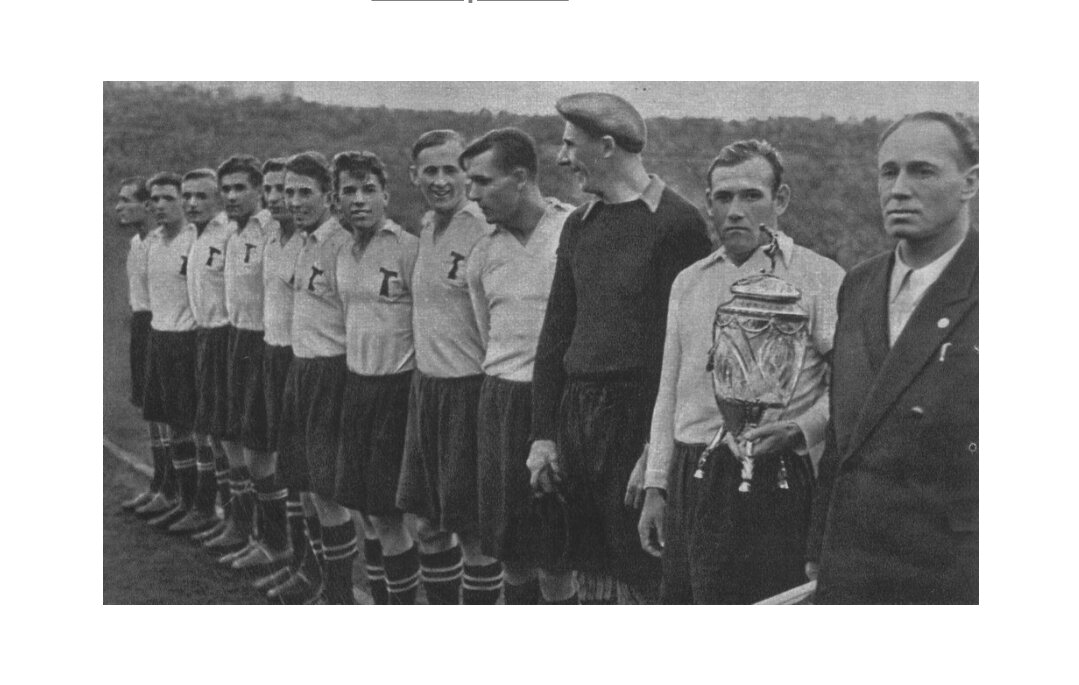 "Торпедо" - обладатель Кубка СССР 1949 года. Справа налево: старший тренер Константин Квашнин, Александр Пономарев, Владимир Лексовский, Григорий Дуганов, Юрий Чайко, Антонин Сочнев, Владимир Нечаев, Николай Ефимов Виктор Пономарев, Павел Соломатин, Михаил Бычков, Агустин Гомес.