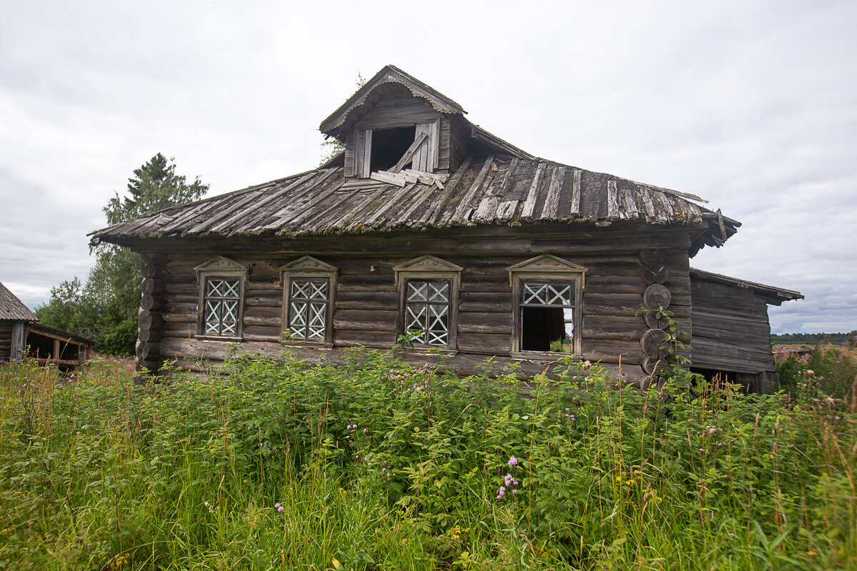 Знаки на окнах в заброшенной деревне. Архангельская область. Фото автора статьи (ещё 1 фото)
