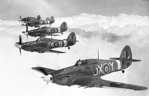 Истребители "Hawker Hurricane". Источник фото - https://ru.pinterest.com/pin/worldwartwobritish-hurricane-fighter-aircraft-fly-in-formation-over-raf-tangmere-station-1942-x--700661654502975849/