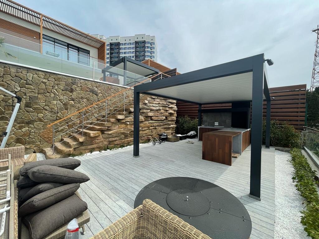 Оборудование уютного уголка для отдыха с использованием установленной нашими специалистами солнцезащитной конструкции (перголы)