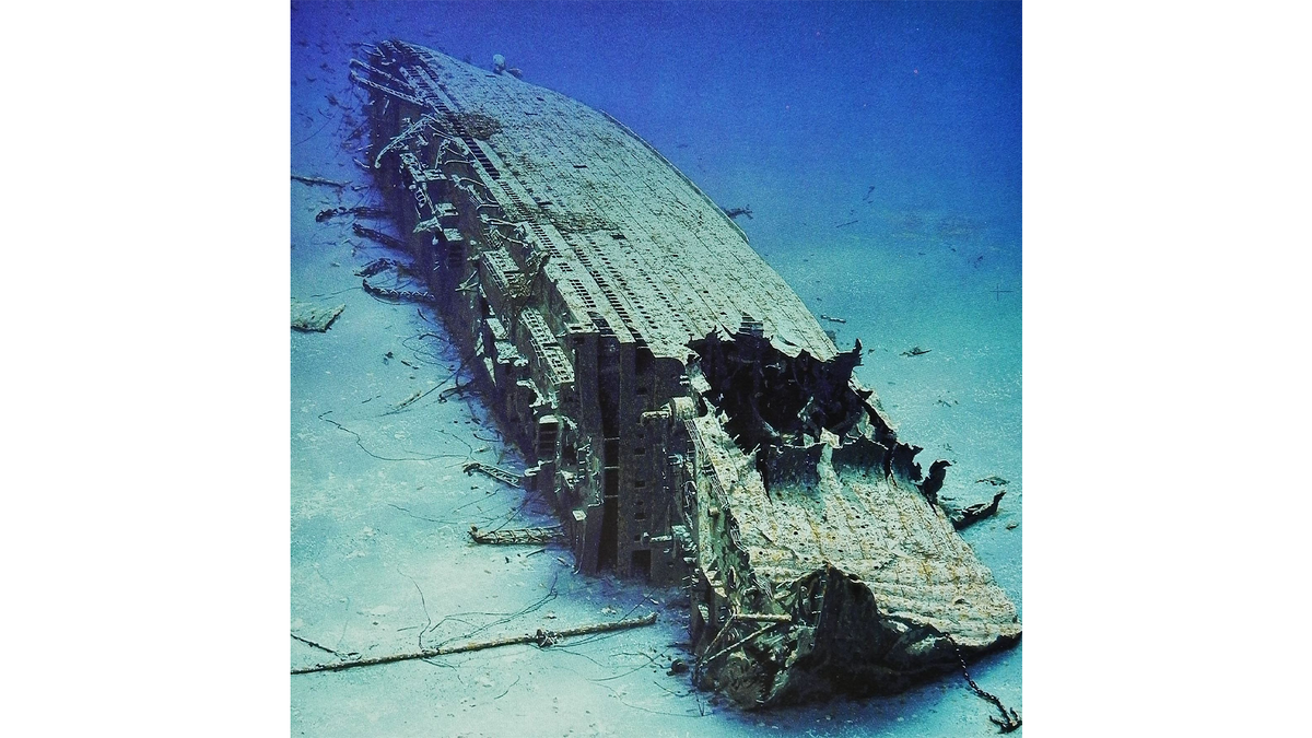                                                          Британик на дне океана