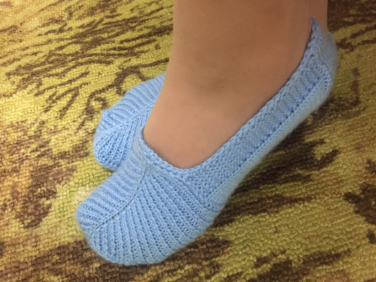 следки таши деркач тапочки. таша деркач тапочки следки. женские тапочки спицами без шва. вязаные следки на 2 спицах без шва. следочки тапочки на 2 спицах.