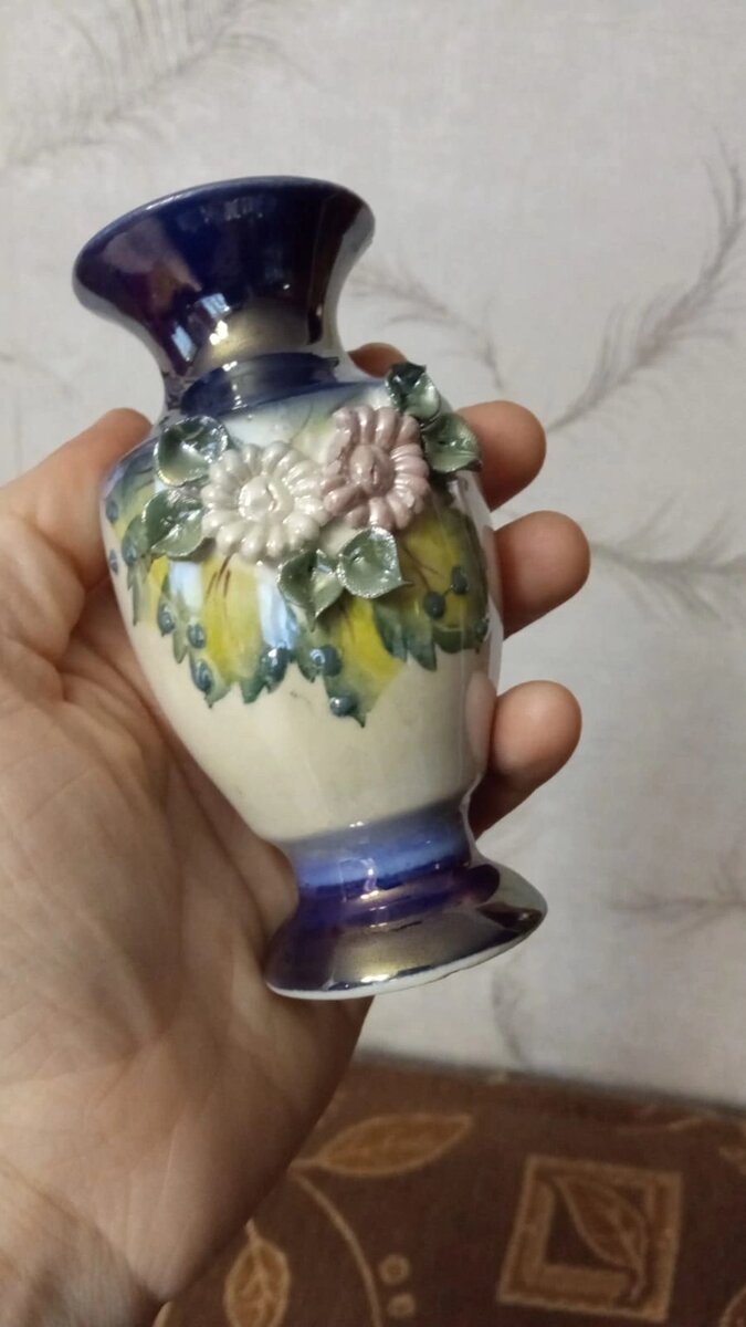 Та самая вазочка. В начале 2000-х такие сувениры были очень популярны. 