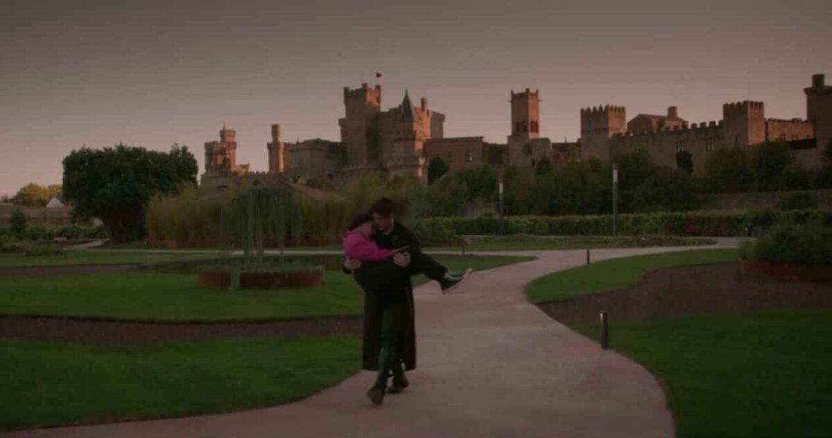 не забываем, что в основе всей этой халабуды - городское фэнтези для девочек