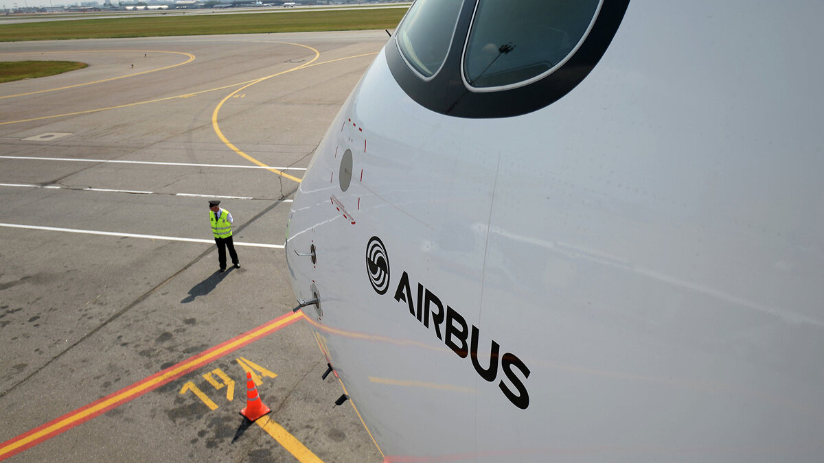    %Новый пассажирский авиалайнер Airbus A350 XWB© РИА Новости . Владимир Песня