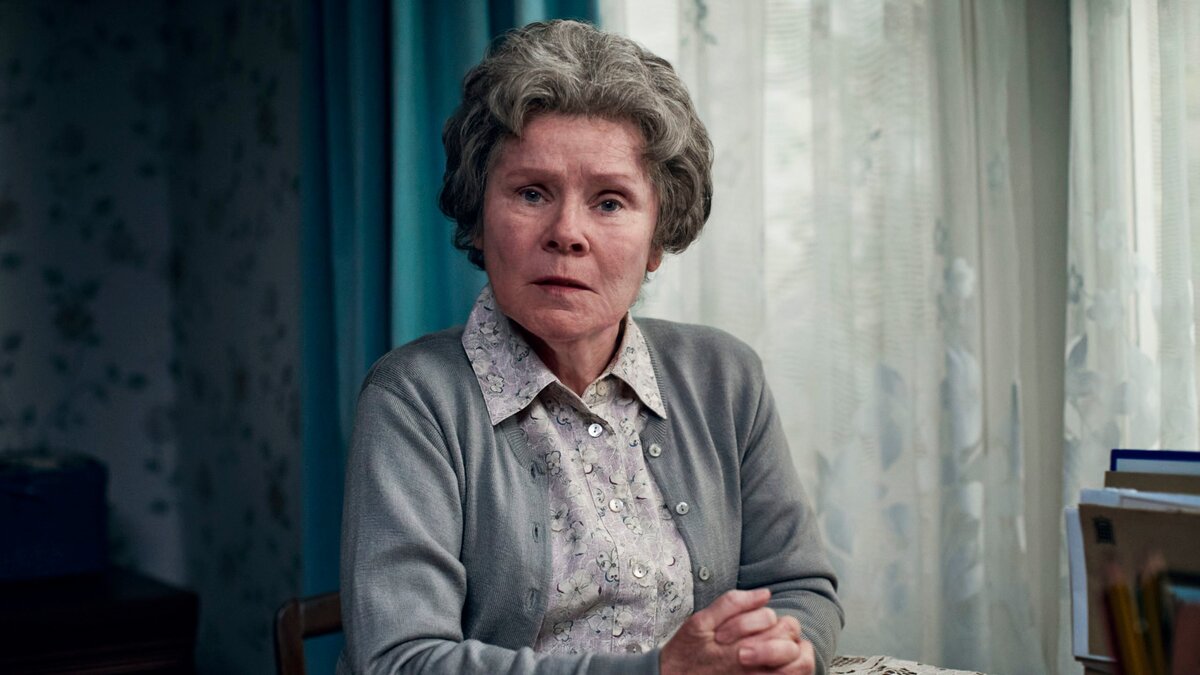 Имелда Стоун в роли пожилой леди, клевещущей на своих соседей