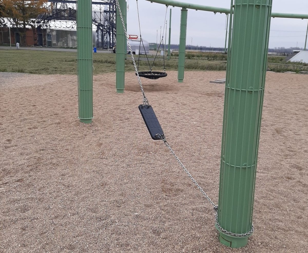    Вандалы повредили качели на Стрелке в ноябрьские праздники Арина Полтанова