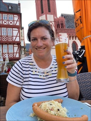 Литературный агент Кейт Тестерман за главным занятием на ярмарке.