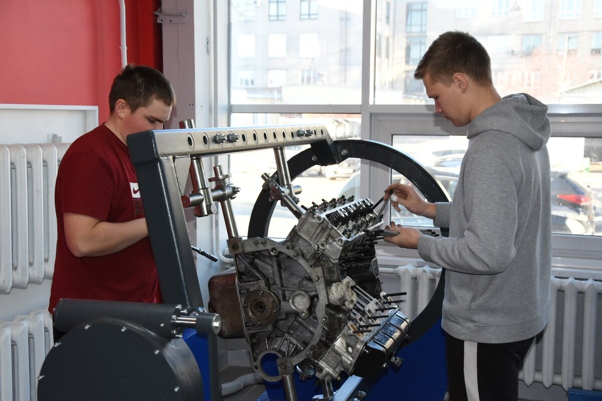 Студенты кафедры двигателей внутреннего сгорания. Фото взято на сайте: vk.com