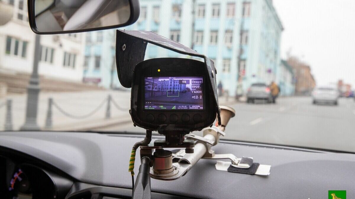     На улицах приморской столицы появились парконы, фиксирующие движение или парковку автомобилей, заехавших на выделенные для общественного транспорта полосы.