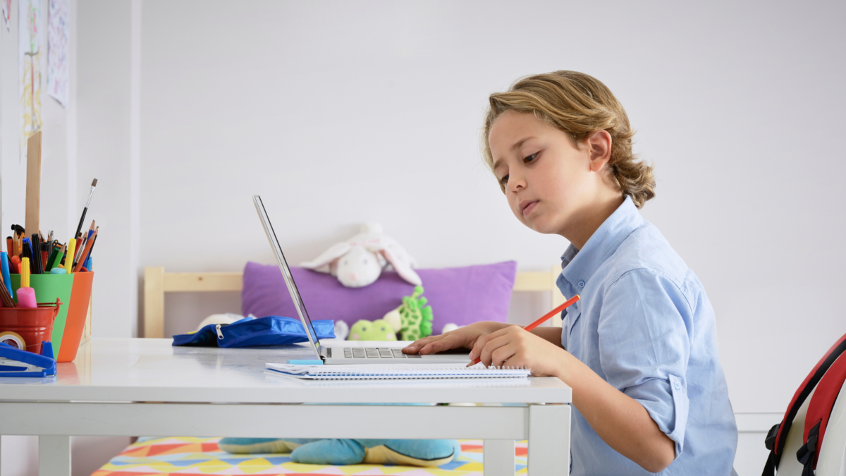 В создании настроя на учебу важно все: от рабочего места и планирования до избегания перегрузок и составления индивидуального маршрута с учетом интересов ребенка
