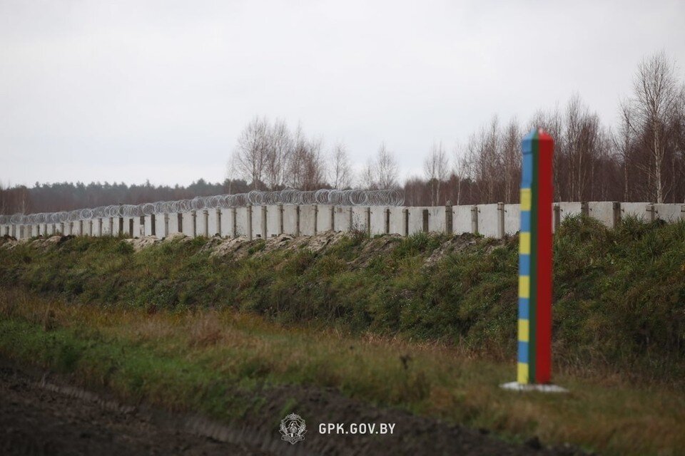     Пограничный комитет показал, как выглядит железобетонное заграждение, которое строит Украина на границе с Беларусью. Фото: gpk.gov.by