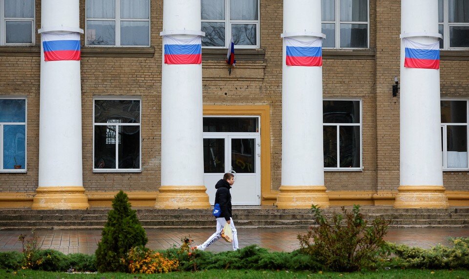     Сотрудник посольства объявлен нежелательной персоной в связи с деятельностью, которая не согласуется с дипломатическим статусом, уточнили в ведомстве  REUTERS