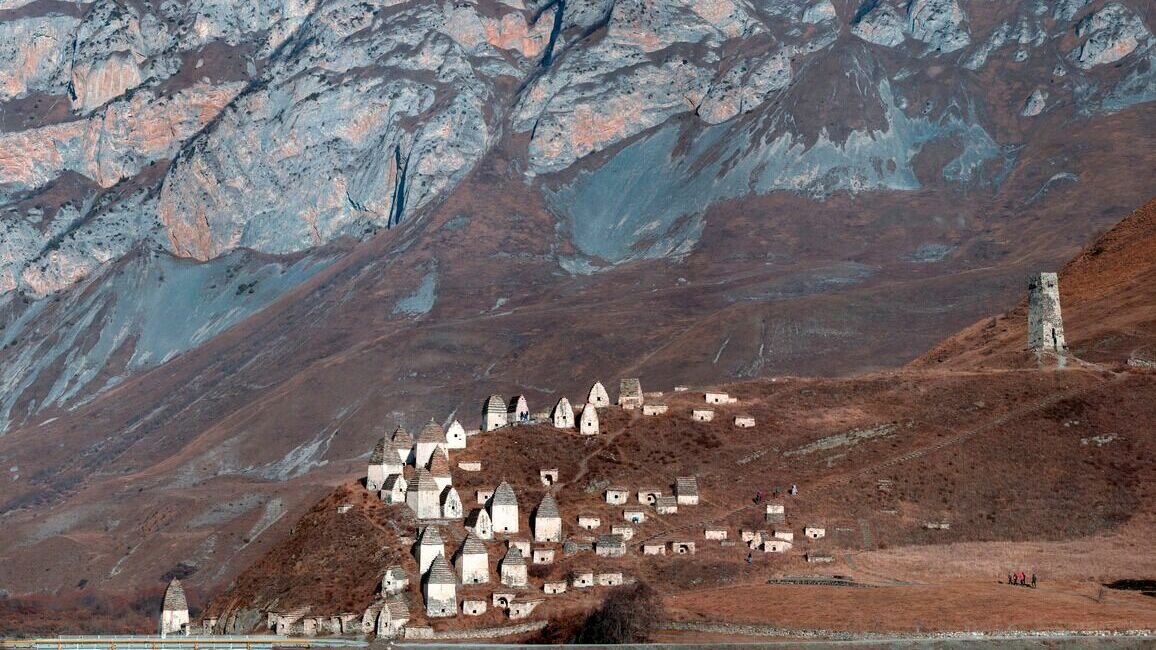     В среду, 30 ноября, у историка и автора многочисленных книг по истории Кавказа Хаджи-Мурада Доного прошел обыск. По его словам, к нему пока претензий нет, но есть подозрения, кто бы мог «навести» на него силовиков.