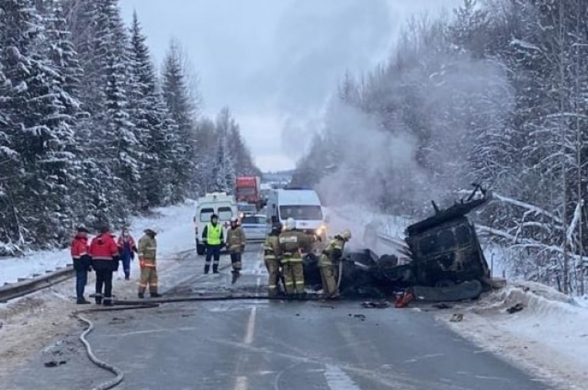    На трассе в Пермском крае 3 человека погибли в ДТП с горящим автомобилем