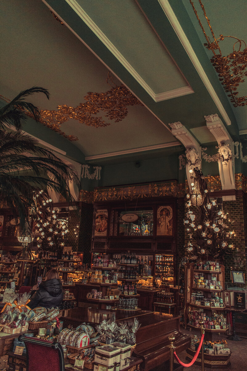 Внутри всё пестрит красками! Как говорится - "дорохо, бохато"😁