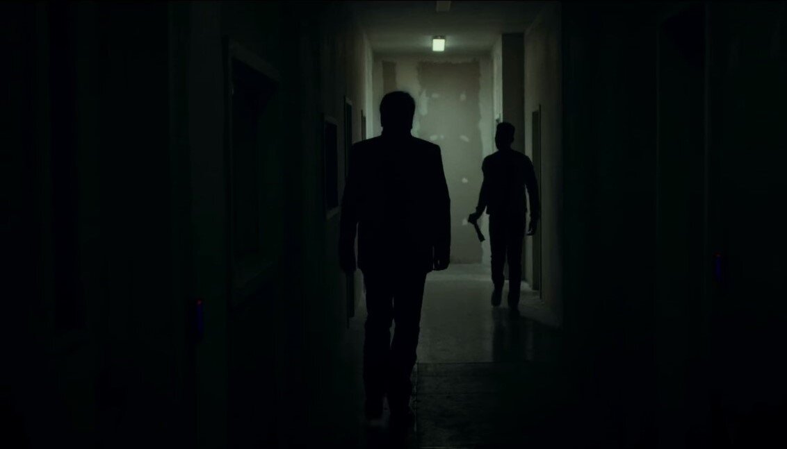 Скриншот из сериала "Archive 81".