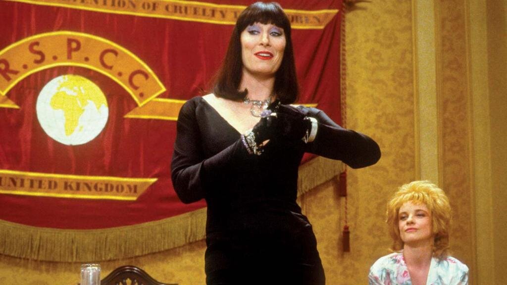 Шикарно ведьмочка. Правда, стоит ей снять ее человеческую маску, как все точно обосрутся(извиняюсь за это слово, по другому нельзябыло сказать)