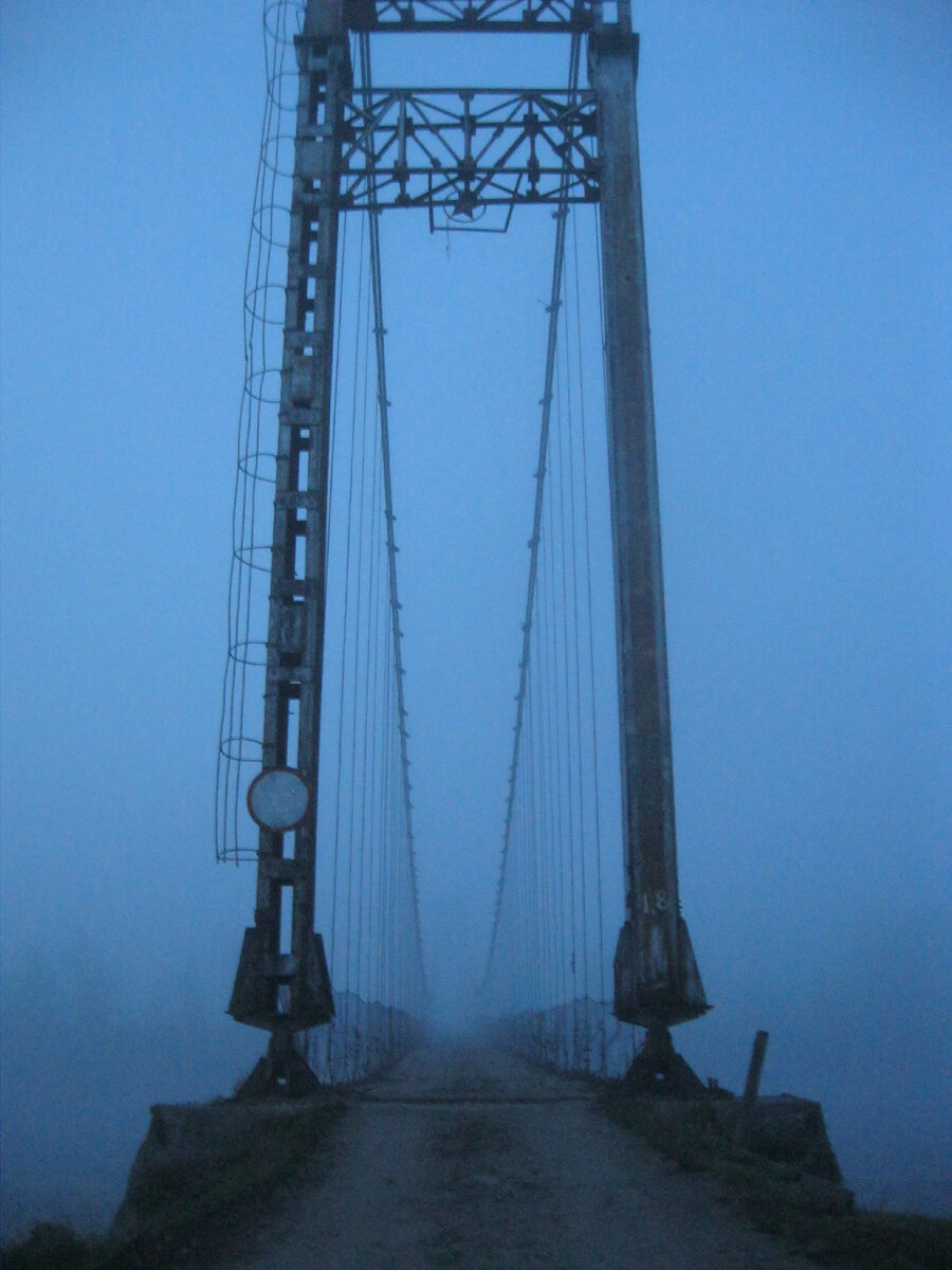 Проезд по мосту запрещён знаком 3.2 "Движение запрещено"! Но кого это волнует?