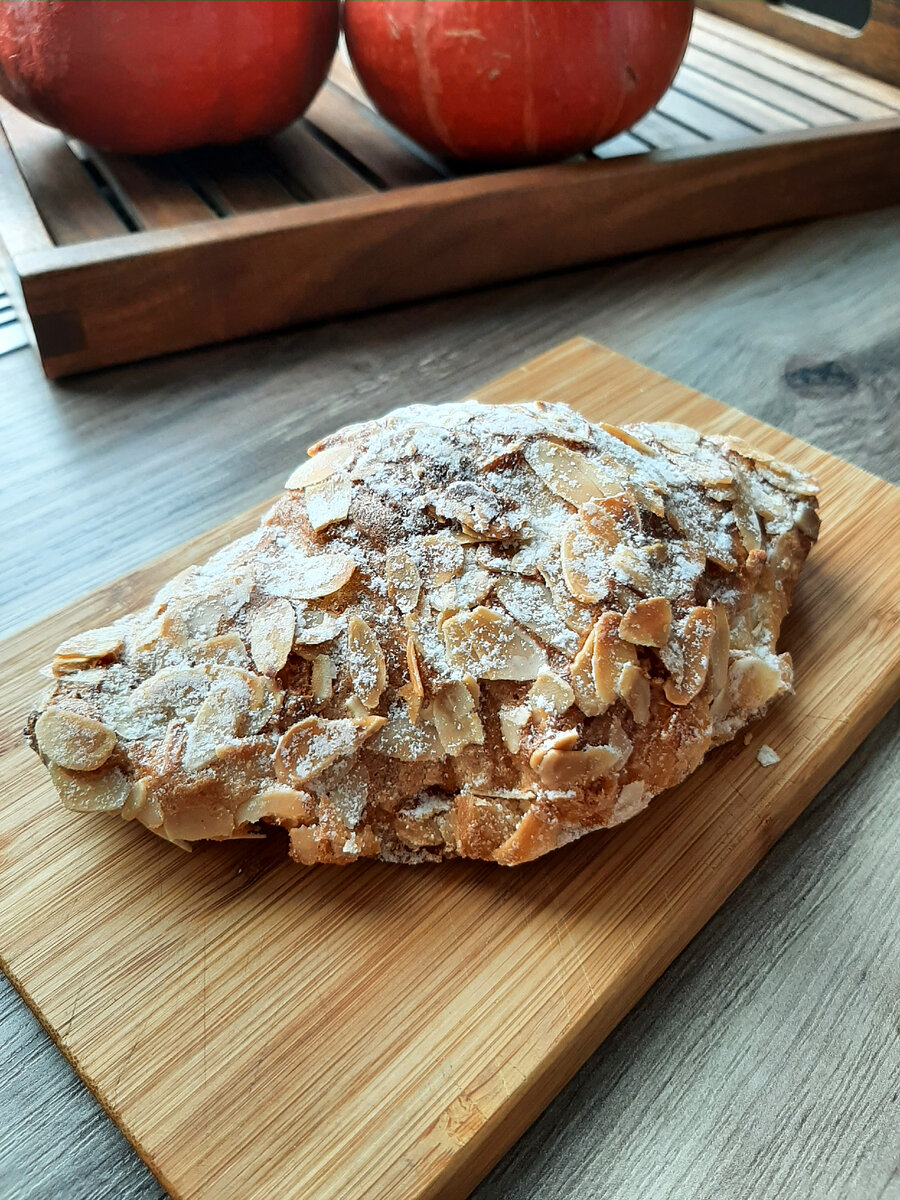 Миндальный круассан ищите в хлебном отделе 