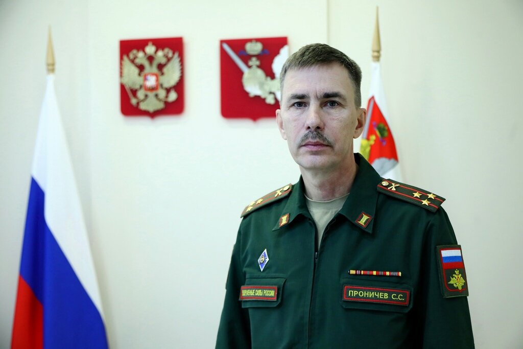   Новым руководителем областного комиссариата назначен полковник Сергей Проничев. Ранее обязанности военного комиссара исполнял Сергей Берников.