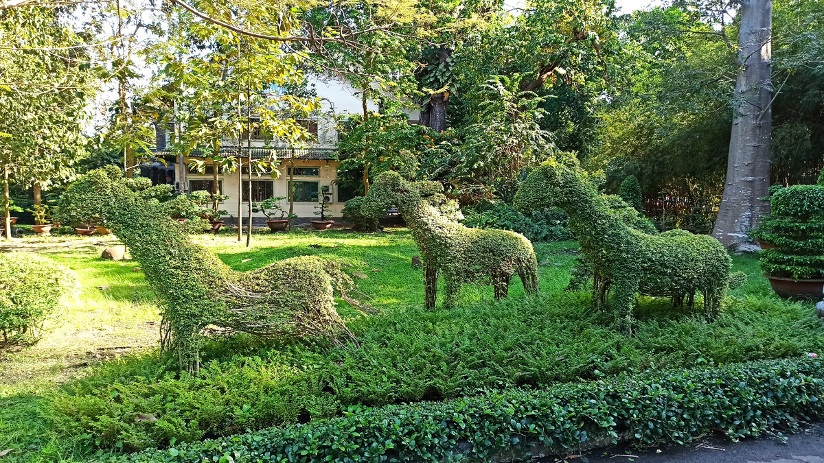 По всей территории зоопарка стоят такие фигуры животных из кустарника. Галерея листается