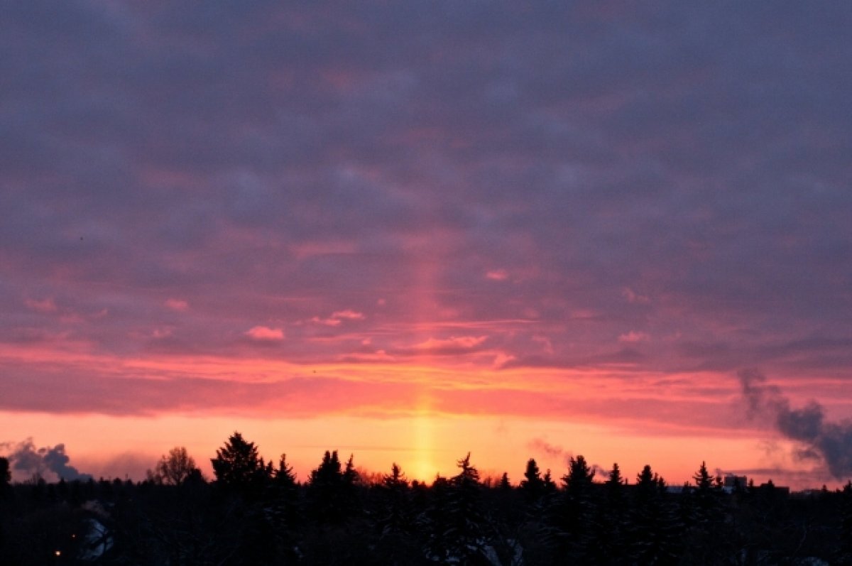   Фото голубых и оранжевых столбов в небе сделали жители Подмосковья