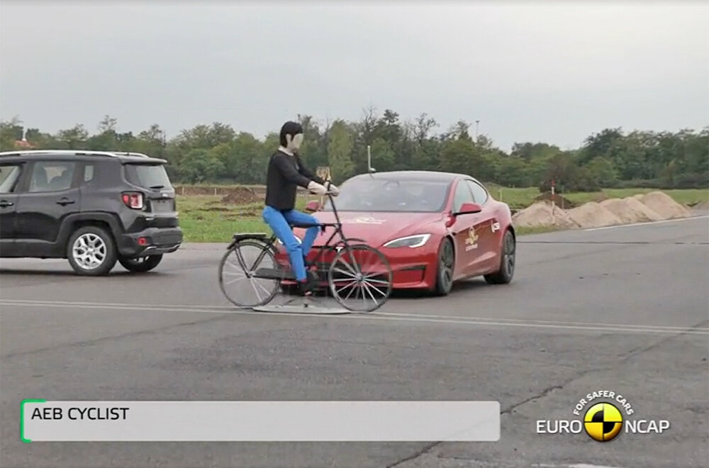 Tesla Model S во время теста системы предотвращения столкновений с другими участниками дорожного движения (фрагмент видео Euro NCAP)