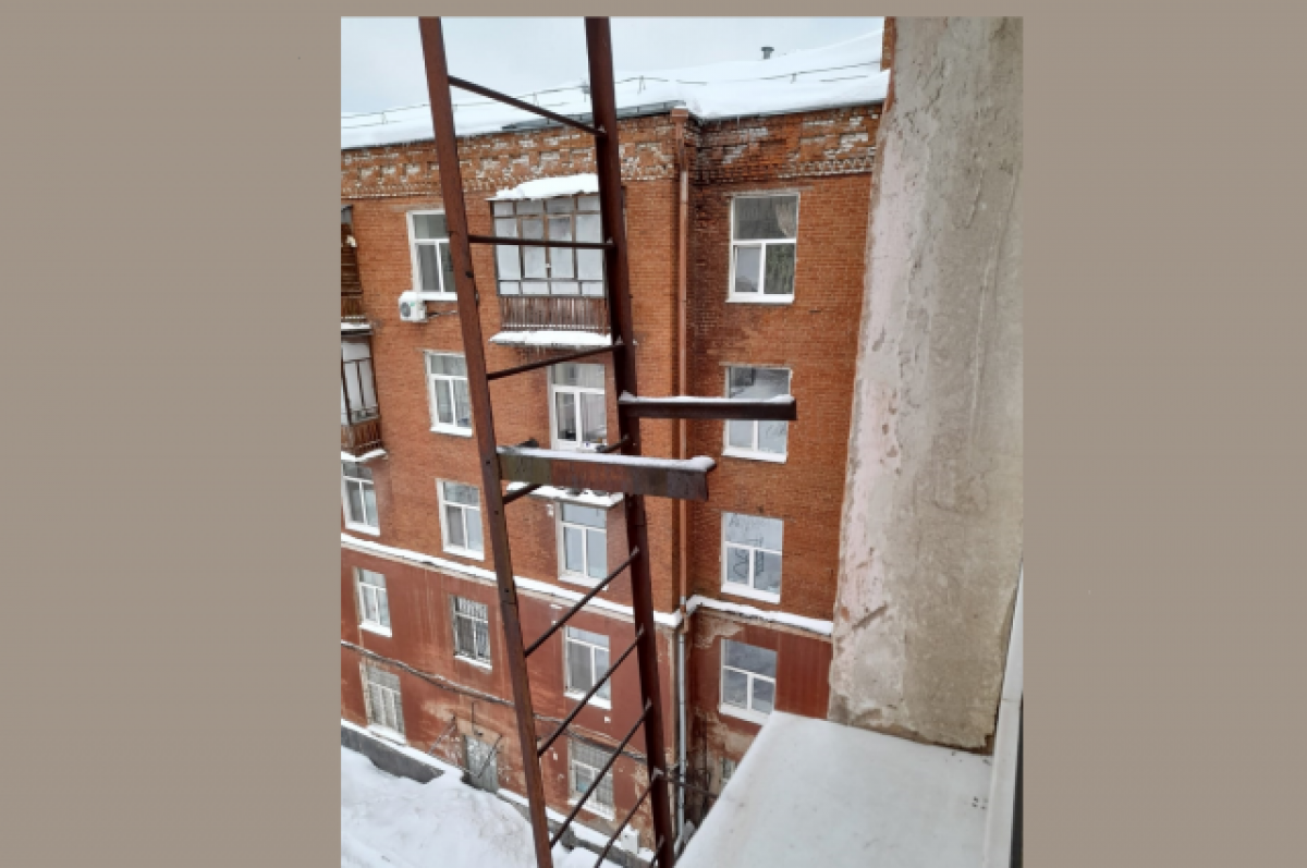    Жители разрушающегося дома в Перми боятся, что лестница упадёт им на головы