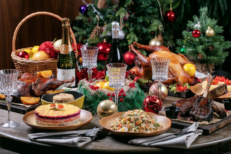 Салаты — все же короли новогоднего стола. Горячего могут дождаться не все гости, но вот салаты с удовольствием уничтожаются первыми!
