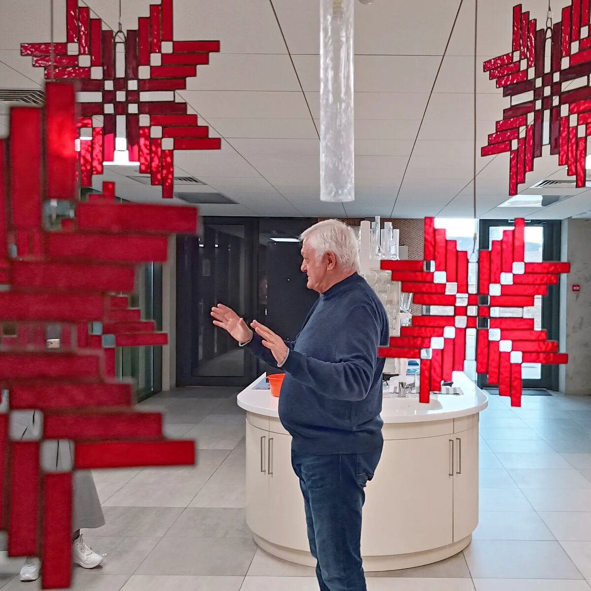 Александр Павлович Сикорский в лаборатории 