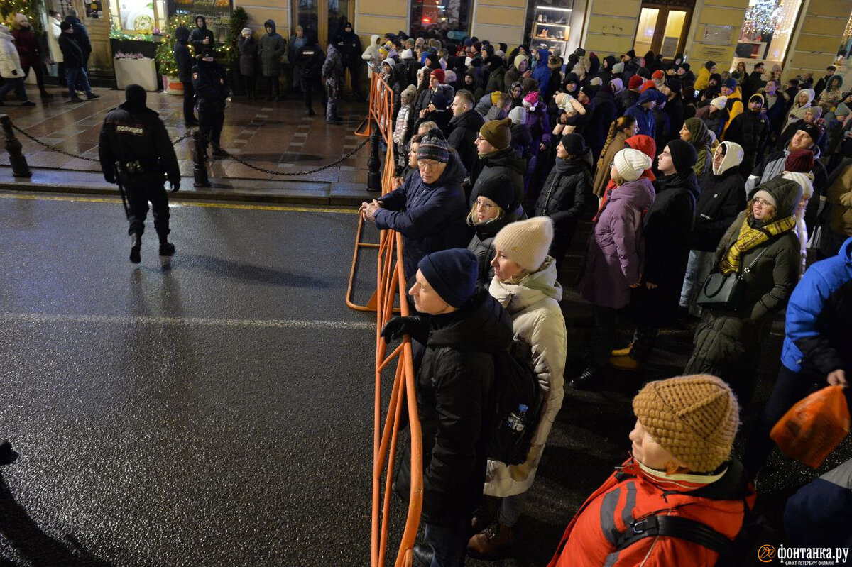 Дворцовая закрыта». В центре Петербурга ищут подступы к главной ели |  Фонтанка.ру | Дзен