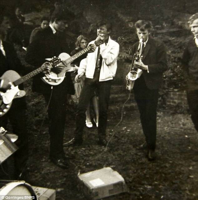 15 летний Дэвид Боуи играет на саксафоне, который подарила ему мама. © https://www.dailymail.co.uk/