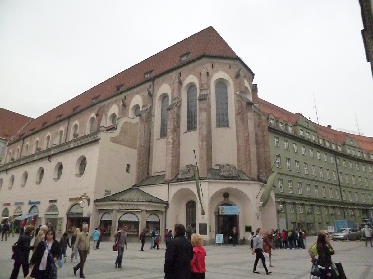 Бывшая Августинская церковь, а ныне Музей охоты и рыболовства.