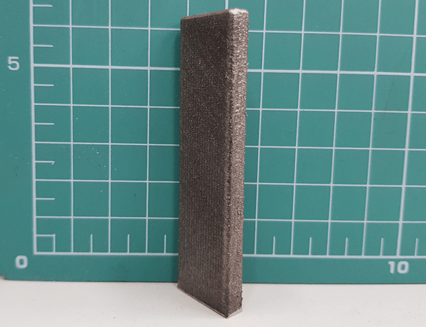    Изготовленный материаловедами Сколтеха в рамках исследования брусок из квазигомогенного сплава бронзы и стали / ©Константин Макаренко / Сколтех