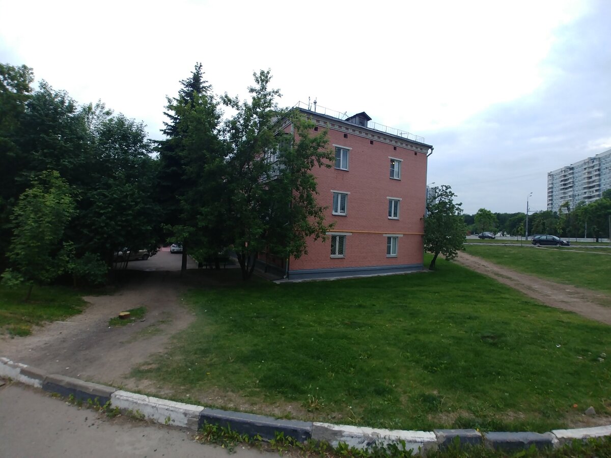 1. Трёхэтажный трёхподъездный кирпичный жилой дом серии I-447С-1.Построен в 1961 году.