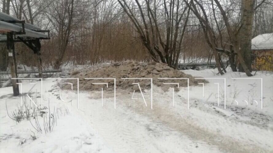     Свалку грязного снега организовали коммунальщики прямо на теплотрассе в Канавинском районе. Об этом говорится в сюжете телепрограммы «Кстати».