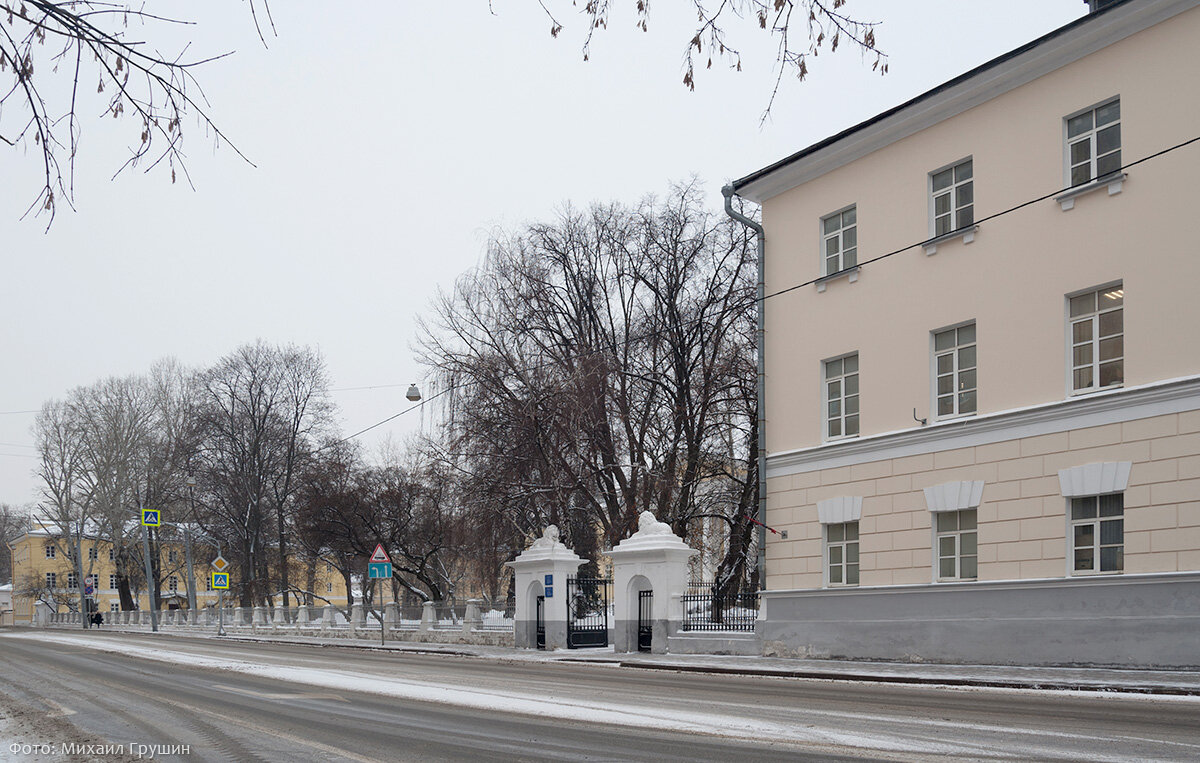 Улица Достоевского. Правый флигель, главный корпус и левый флигель бывшей Мариинской больницы (справа налево). 10 января 2023 года. Фото автора